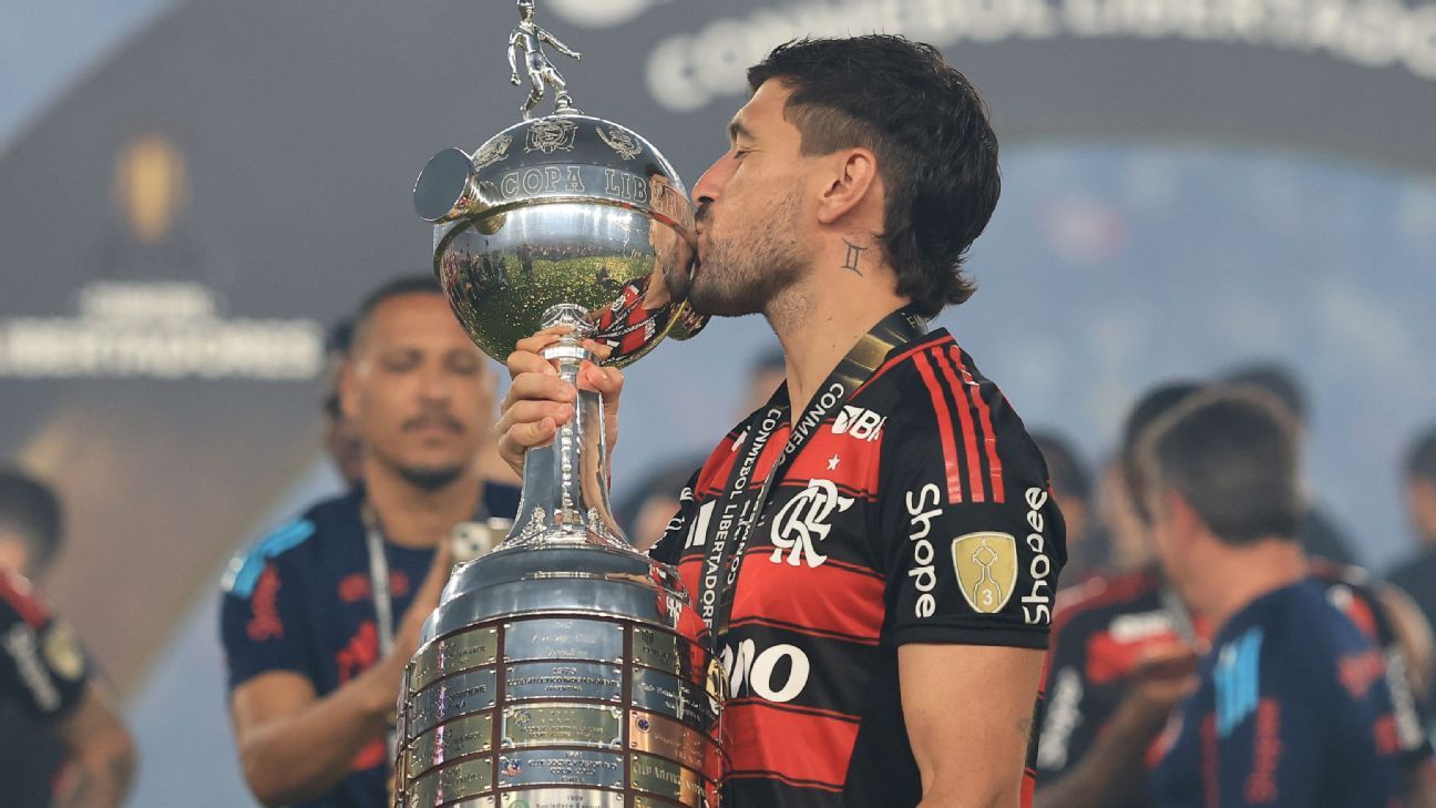 Arrascaeta fala em encerrar carreira no Flamengo e 'cobra' renovação de Filipe Luís: 'Não tem como ir embora'