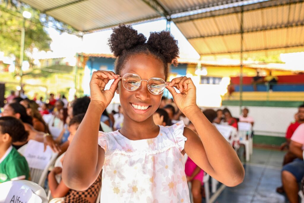 Candeias: Mais de duzentos alunos recebem óculos de grau gratuito