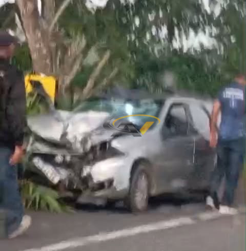 EXCLUSIVO: Grave acidente entre carro e moto deixa motociclista ferido no sul da Bahia; vídeo