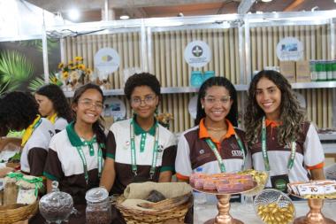 Estudantes da rede estadual expõem produtos das escolas-fábricas na Fenagro, em Salvador | SECOM