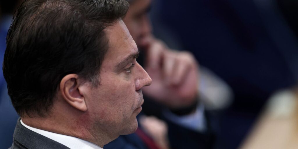 Líder do PT questiona no STF e na Câmara saída de Ramagem do país