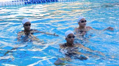 Atletas reveladas pelo projeto Natação em Rede disputam de Campeonato Brasileiro de Nado Artístico pela primeira vez