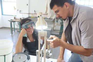 Com a formação de lapidários, o Centro Gemológico da Bahia fortalece cadeia produtiva de gemas e joias no estado