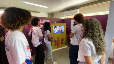 Estudantes da rede estadual de Salvador participam de experiência imersiva sobre prevenção de gravidez na adolescência | SECOM