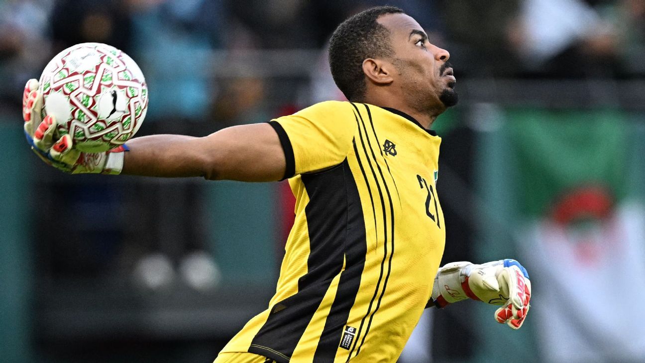 Goleiro dá susto, desmaia durante jogo da Copa Africana de Nações, mas continua em campo