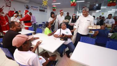 Governador participa do Natal Mais Social com cardápio especial no Restaurante Popular da Liberdade | SECOM