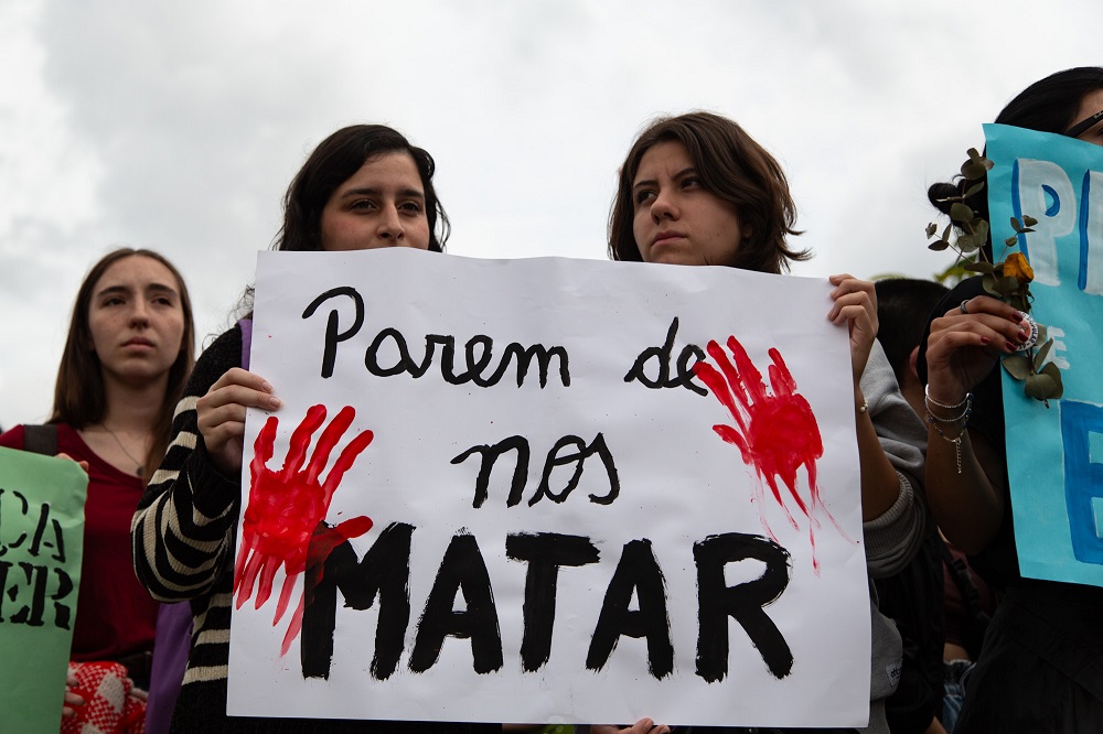 Mulheres vão às ruas em todo país para protestar contra o feminicídio