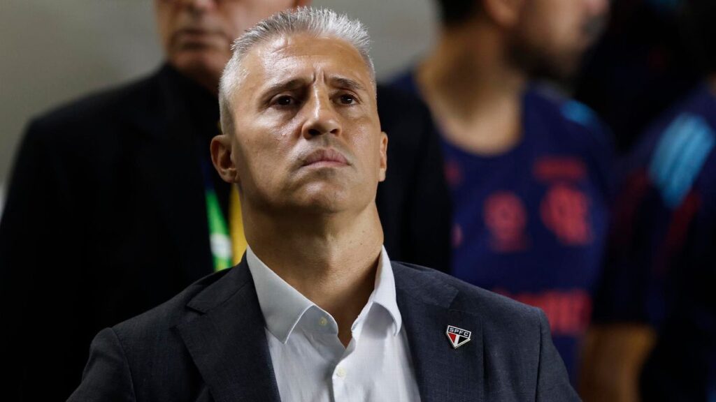 Crespo cita 'pior momento da história' do São Paulo e é sincero após 'tudo mudar' no clube: 'É difícil? Muito'