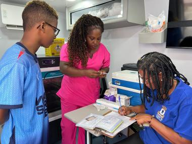 Estado reforça assistência à saúde e leva vacinação para a Micareta de Lauro de Freitas