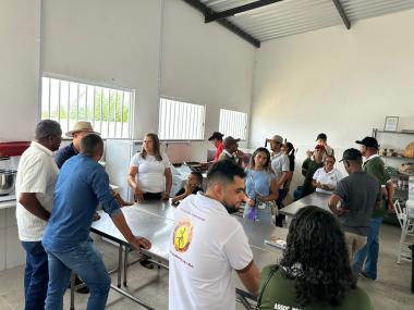 Intercâmbio qualifica produção de mandioca na agricultura familiar