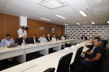 Maetinga recebe ambulância e equipamentos para a saúde durante reunião entre o governador e gestores municipais | SECOM