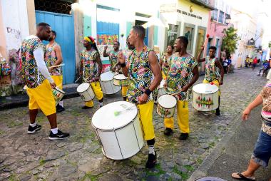 Muzenza, Olodum, Didá, Ganhadeiras, Cortejo Afro levam música e axé para baianos e turistas