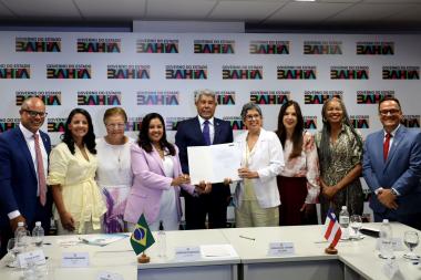 Reitora da UNEB é reconduzida ao cargo; governador assina termo de posse para novo mandato