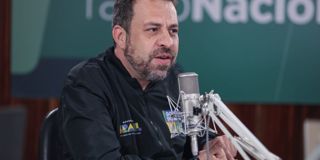 Acabar com a escala 6x1 é prioridade do governo, afirma Boulos