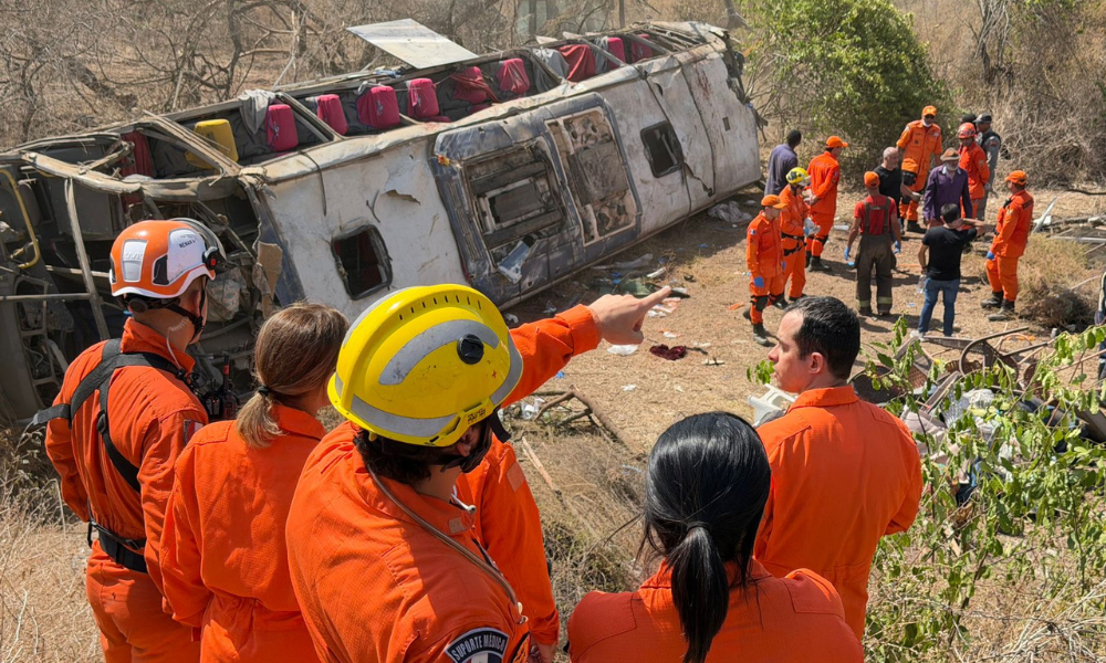 Acidente com ônibus de romeiros deixa 15 mortos em Alagoas