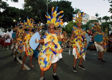 Bloco Apaxes do Tororó reafirma ancestralidade e resistência cultural no Circuito Osmar | SECOM