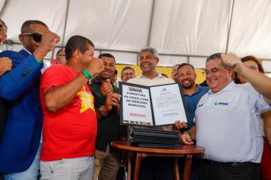Carnaval de entregas: governador leva mobilidade, apoio ao campo e moradia digna a famílias de Maraú