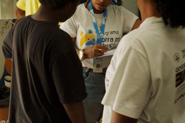 “Corra pro Abraço” leva cuidado e atenção a pessoas em situação de vulnerabilidade durante o Carnavalas | SECOM