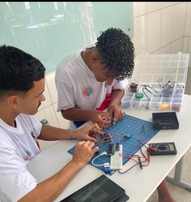 Estudantes da rede estadual de Jacobina criam sirene automatizada e levam inovação à escola municipal | SECOM