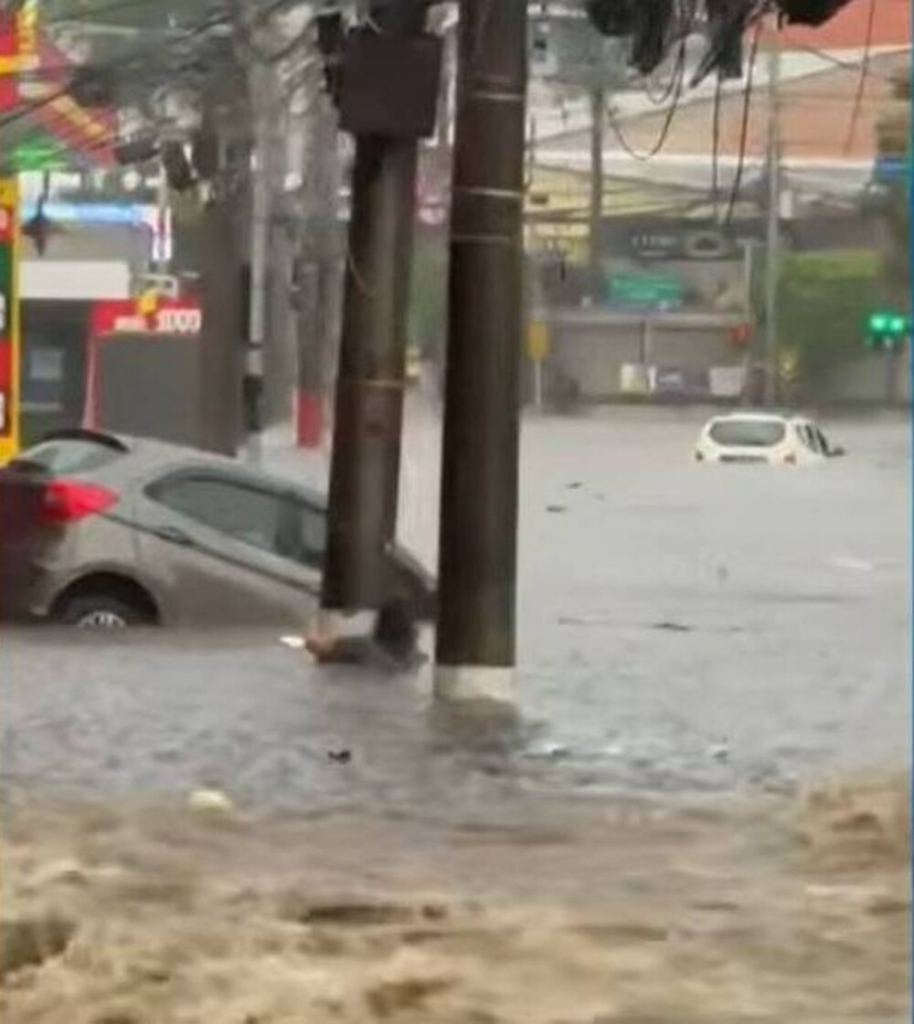 Mulher morre após ser arrastada por enxurrada na zona norte de SP