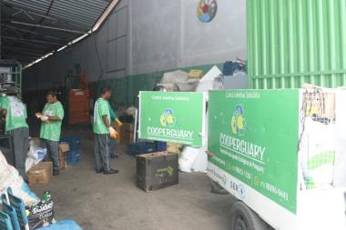 Profissionais autônomos da coleta seletiva recebem equipamentos de proteção durante o Carnaval em Periperi | SECOM