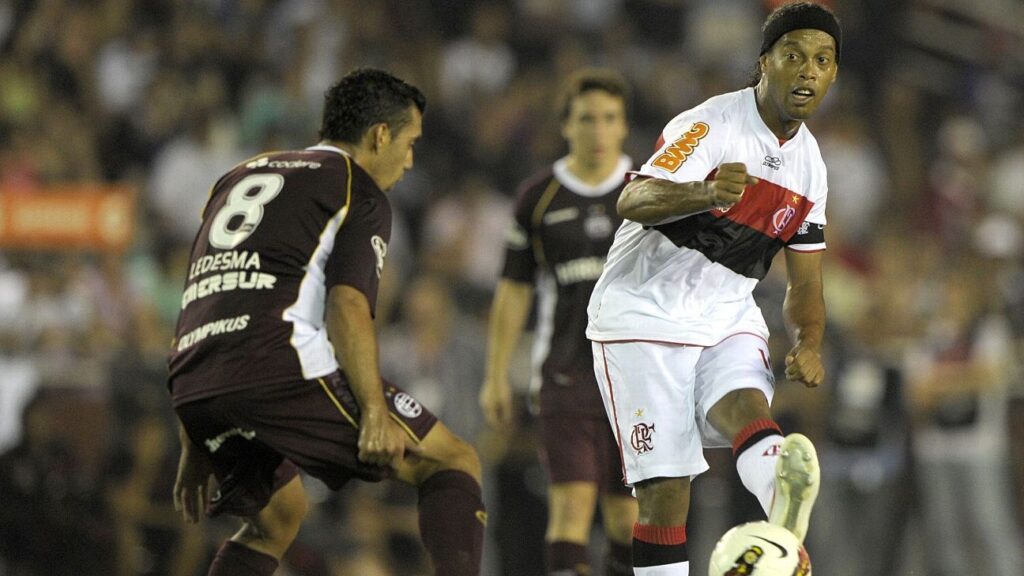 Ronaldinho em campo: a única vez que Flamengo visitou Lanús na Argentina e o que assistir no Disney+