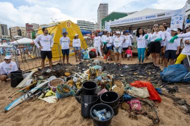 Sema e Inema retiram cerca de 250 kg de resíduos da praia do Rio Vermelho antes da Festa de Iemanjá