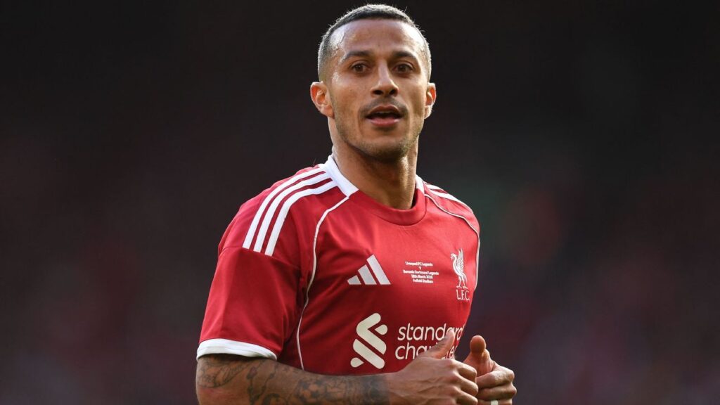 Aposentado, Thiago Alcântara encanta em jogo de lendas do Liverpool com Klopp, Gerrard e cia.: 'Ainda sabe'