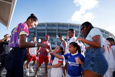 Campanha Laço Branco mobiliza torcedores contra violência de gênero durante final do Baianão