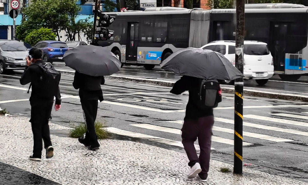 Cidade de SP entra em alerta vermelho para fortes chuvas e alagamentos