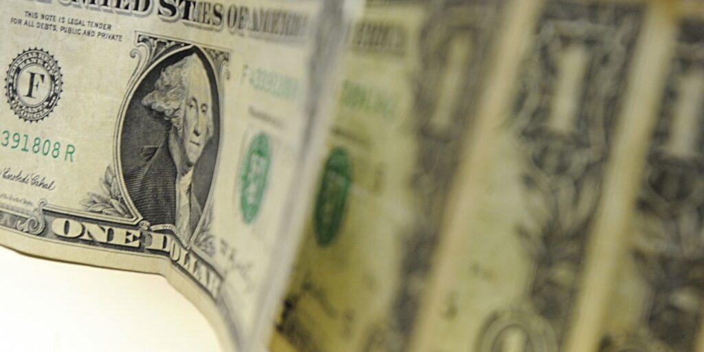 Dólar cai para R$ 5,24, e bolsa sobe 3,24% após fala de Trump