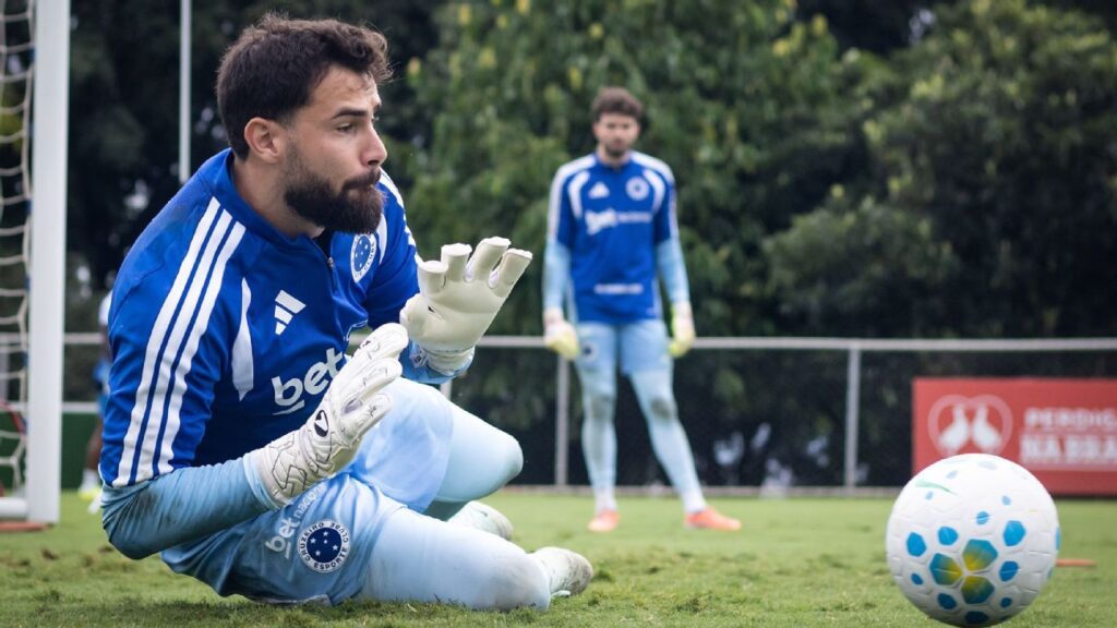 Goleiro 'espanta' sombra de Leonardo Jardim no Cruzeiro: 'Todo respeito, mas não ganhou nada'