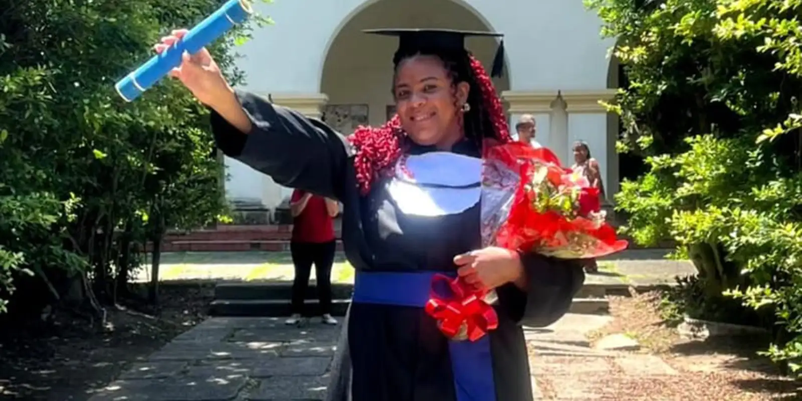 Mulher trans chega à universidade 25 anos após violência na escola