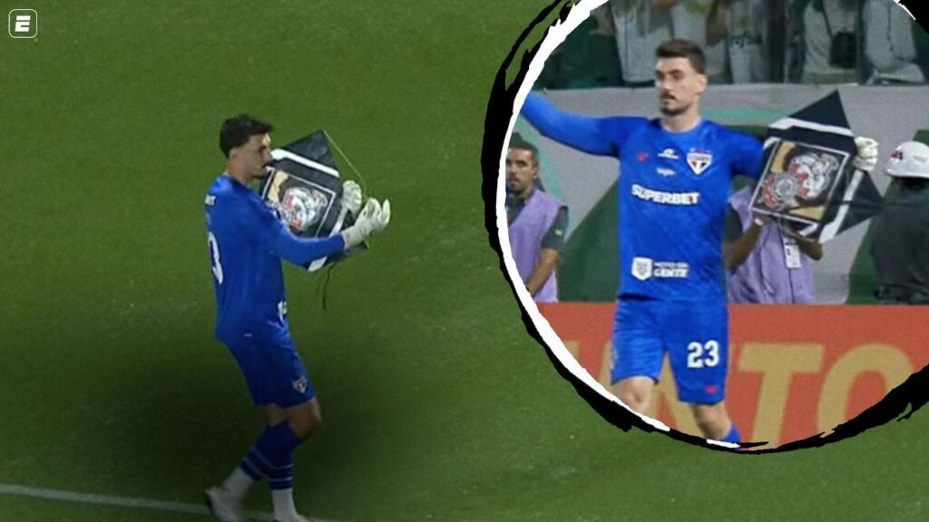 Pipa com símbolo do Corinthians cai no gramado e paralisa Palmeiras x São Paulo