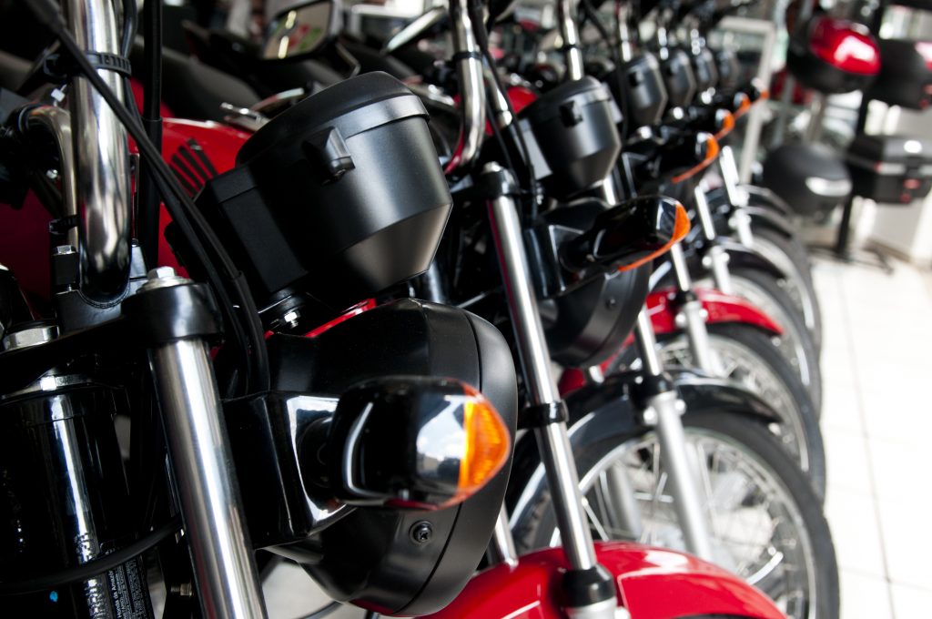 Transição para motos elétricas esbarra no alto custo e na baixa durabilidade dos pneus
