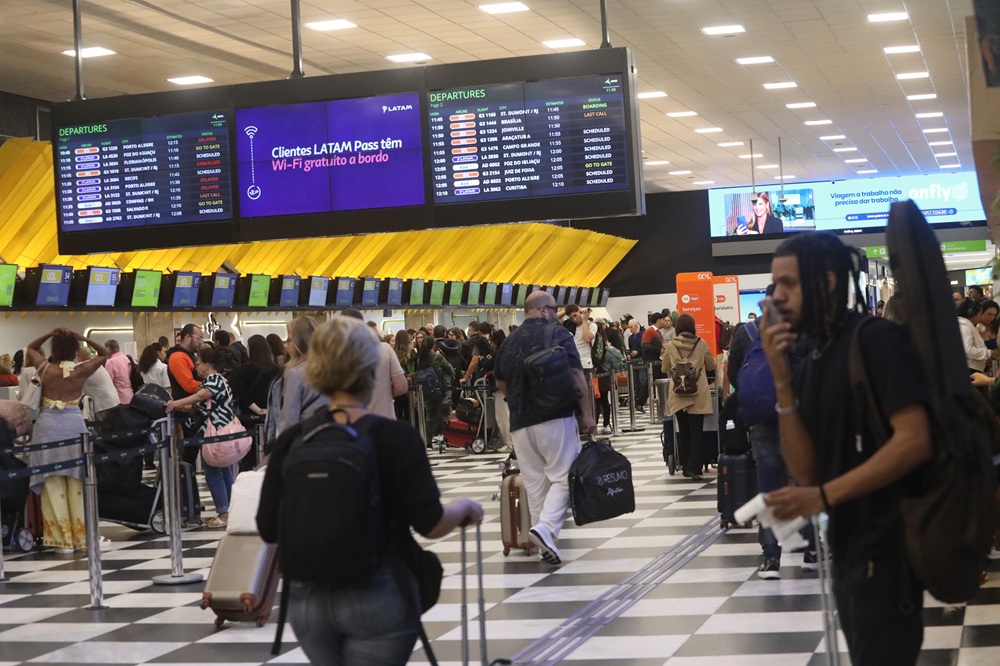 Espaço aéreo em SP é fechado após falha elétrica; pousos e decolagens são suspensos