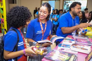 Estudantes da rede estadual celebram literatura, na abertura da Bienal do Livro Bahia 2026