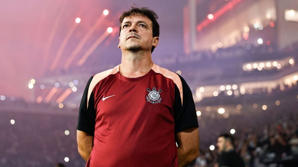 Fábio Santos 'alerta' Fernando Diniz após expulsões do Corinthians no clássico: 'É um cara que inflama muito o time'