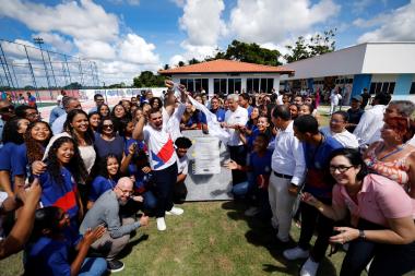 Governo entrega escola modernizada e anuncia pacote de obras em mobilidade e saúde para Conde