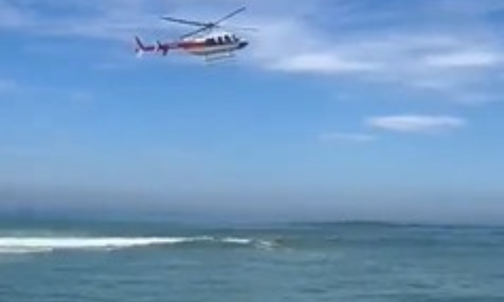 Helicóptero cai no mar da Barra da Tijuca, no Rio de Janeiro