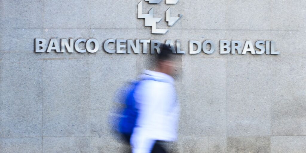 Juros elevados mantêm pressão sobre endividamento das famílias