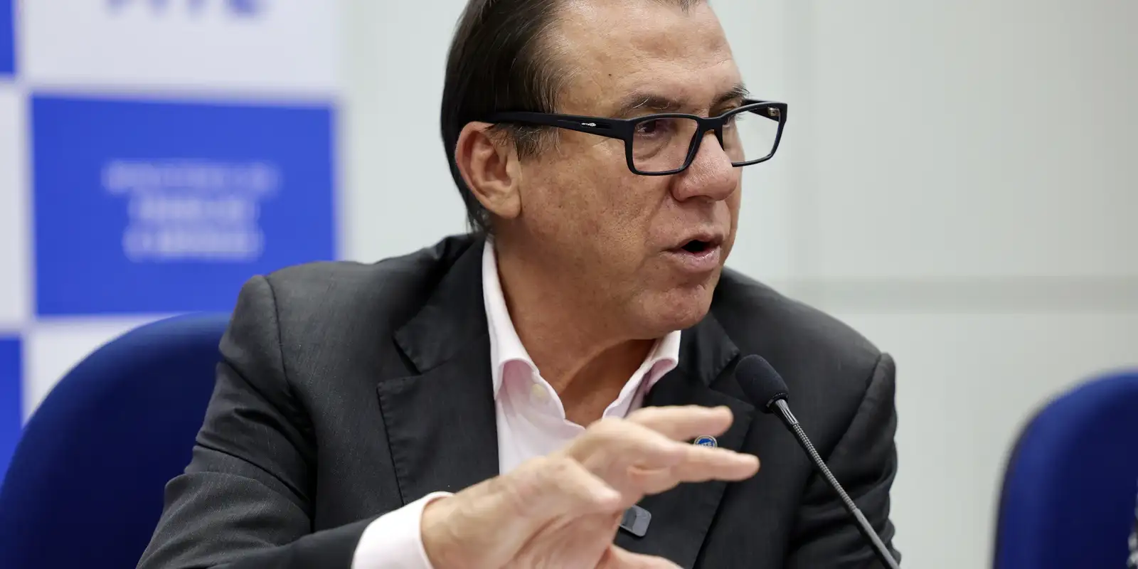 PECs da escala 6x1 não competem com o proposta do governo, diz Marinho