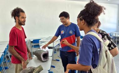Colégio estadual recebe exposição itinerante do Museu Geológico da Bahia