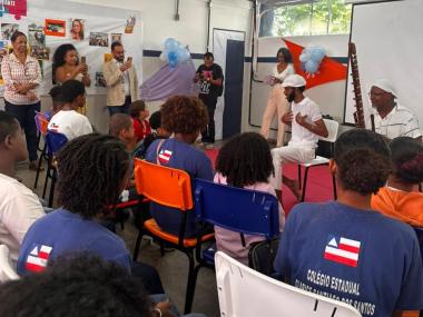 Contação de histórias africanas fortalece debate antirracista em colégio estadual de Salvador