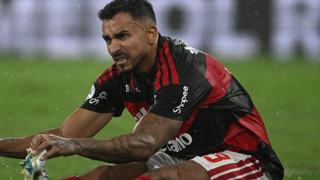 Danilo, do Flamengo, admite 'altos e baixos' em texto nas redes e 'cutuca' Palmeiras: 'Contas se fazem no fim'