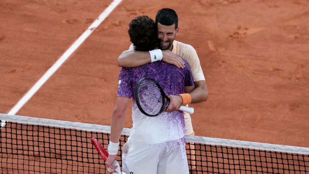 Djokovic vê 'nível incrível' de João Fonseca em virada épica em Roland Garros: 'Hoje vimos o porquê desse hype'