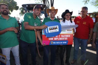 Entrega de equipamentos agrícolas fortalecem o desenvolvimento rural de Boa Vista do Tupim | SECOM