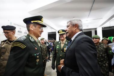 Governador acompanha passagem de comando da 6ª Região Militar na capital baiana | SECOM