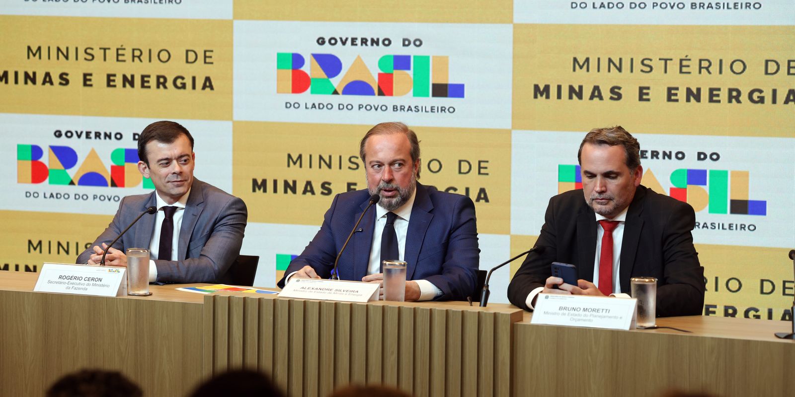 Governo cria subsídio de até R$ 0,89 para segurar preço da gasolina