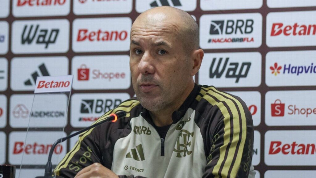 Jardim detona gramado sintético do Athletico-PR após empate do Flamengo: 'Parece carpete de casa'